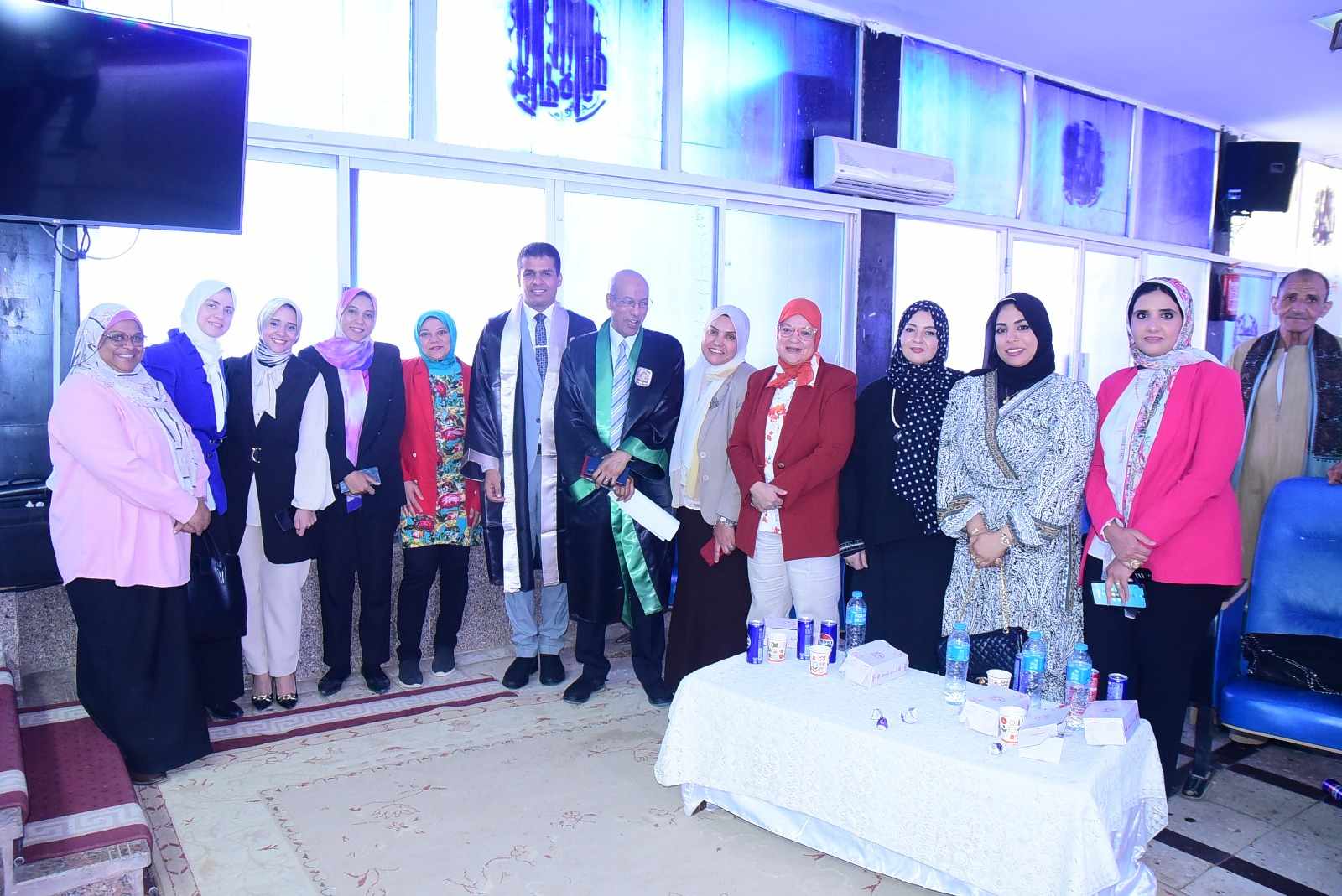 الباحث مع لجنة المناقشة