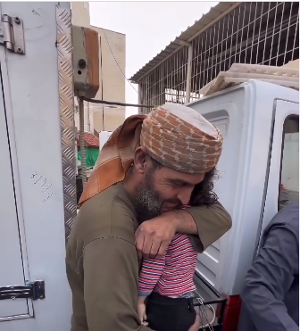 جد يحتضن حفيدته