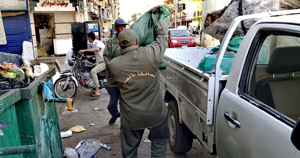 حملات لرفع مخالفات بنباشين القمامة بالأقصر حملات لرفع مخالفات بنباشين القمامة بالأقصر