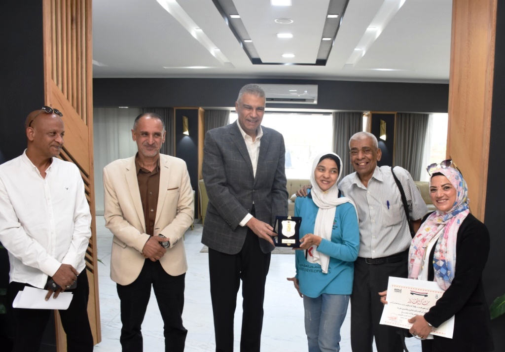 محافظ أسوان فى لقاء البطلة آلاء