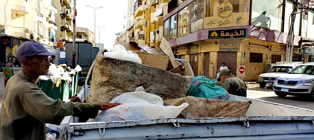 مدينة الأقصر تضبط 15 عبوة يستخدمها نباشين القمامة مدينة الأقصر تضبط 15 عبوة يستخدمها نباشين القمامة