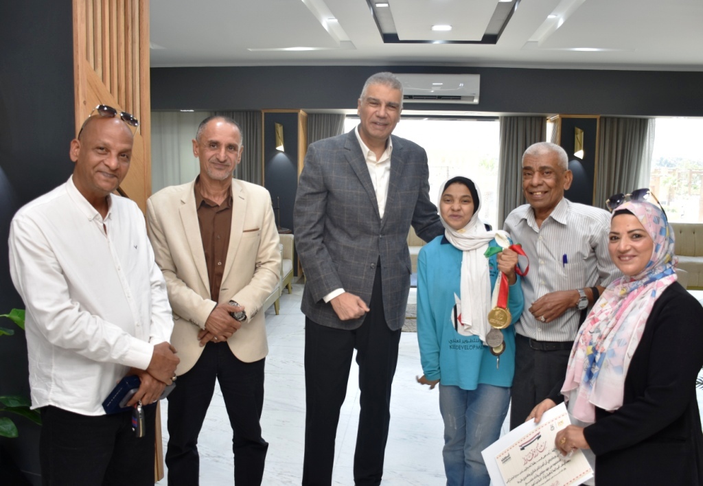 محافظ أسوان والبطلة آلاء وأسرتها والشباب والرياضة ونادى ذوى الهمم