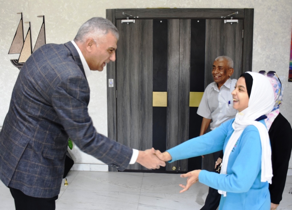 البطلة آلاء مع محافظ أسوان