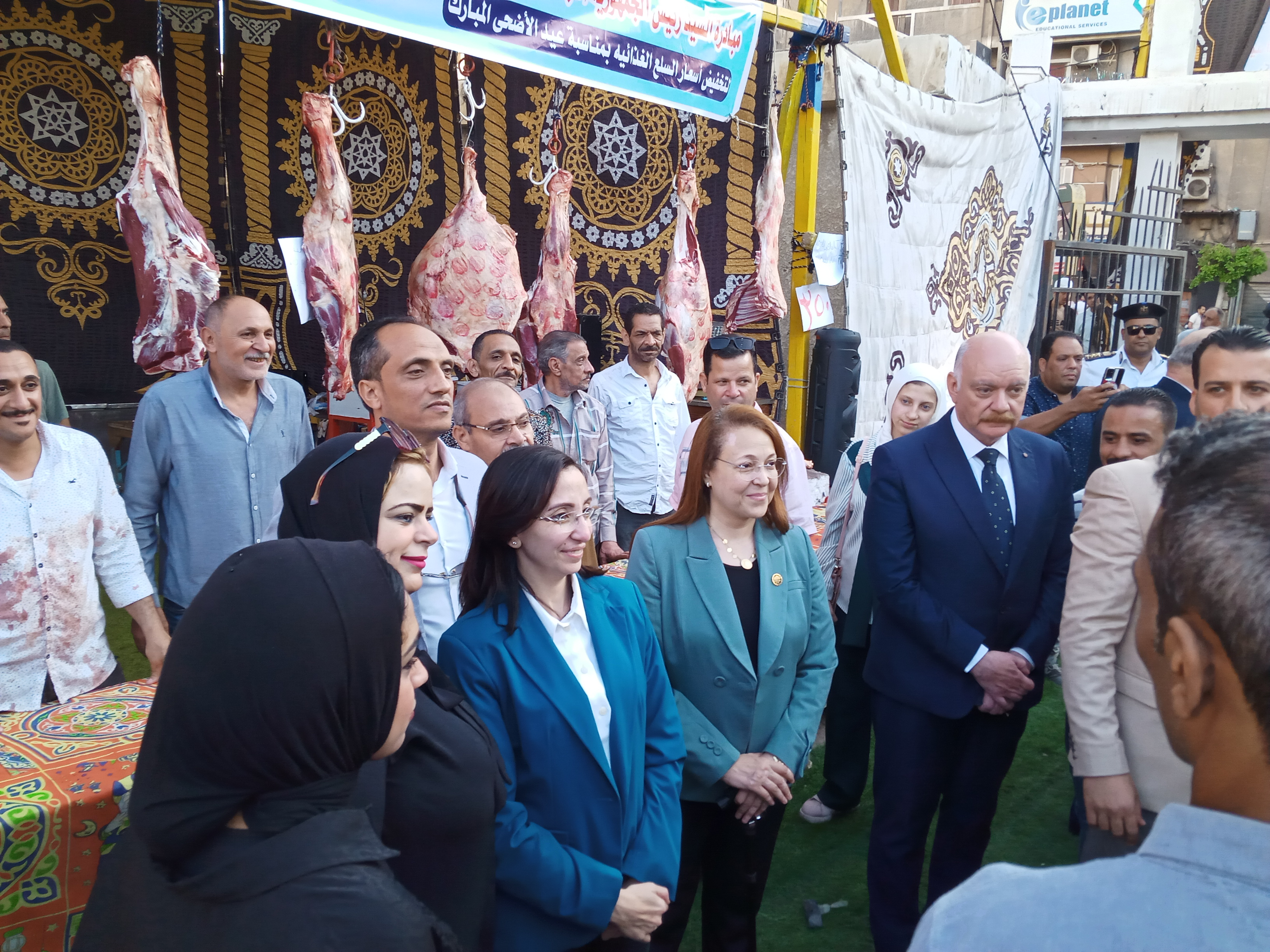 محافظ البحيرة خلال افتتاحها منافذ اللحوم