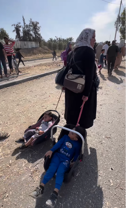 ام تجر طفليها