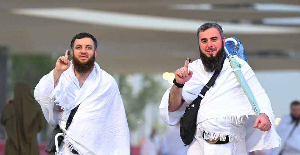 الحجاج يتوافدون إلى عرفات