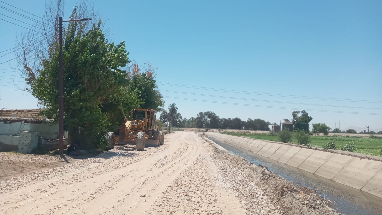 تجميل شوارع القرى والنجوع فى ليلة العيد بالأقصر