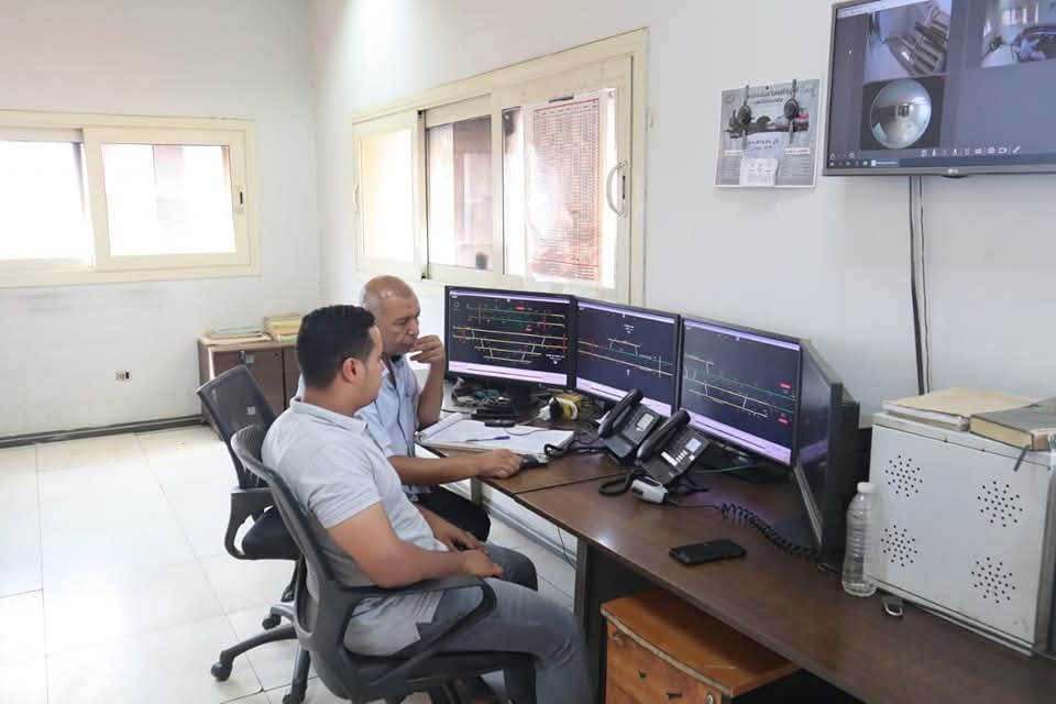 عمال السكة الحديد خلال العمل (8)