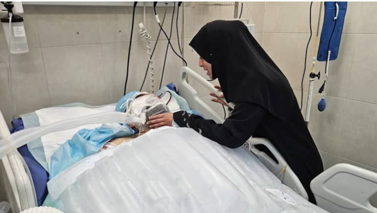 آلاء النجار تطمئن على زوجها في العناية المركزة