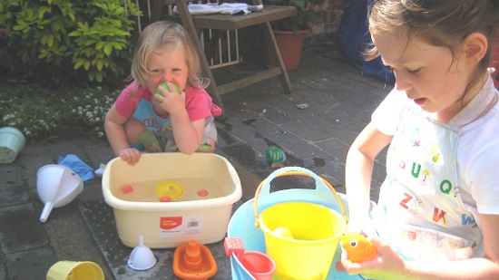 أطفال يلعبون