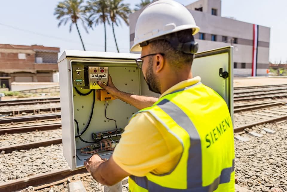 عمال السكة الحديد خلال العمل (3)