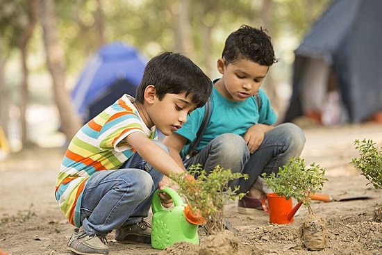 أطفال تزرع الأرض