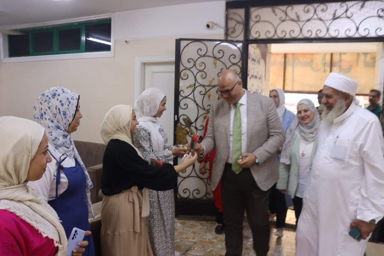 خلال تهنئة الفتيات الأيتام خلال تهنئة الفتيات الأيتام