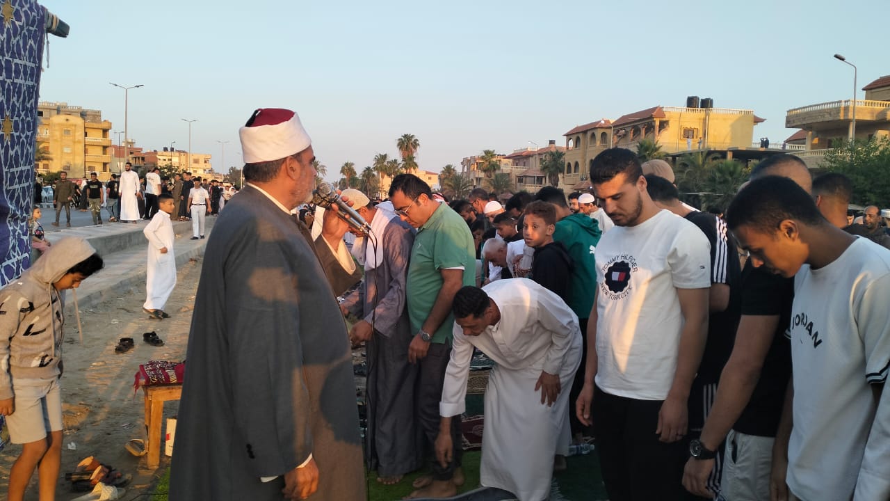 محافظ شمال سيناء يؤدي صلاة عيد الأضحى في الشيخ زويد (8)