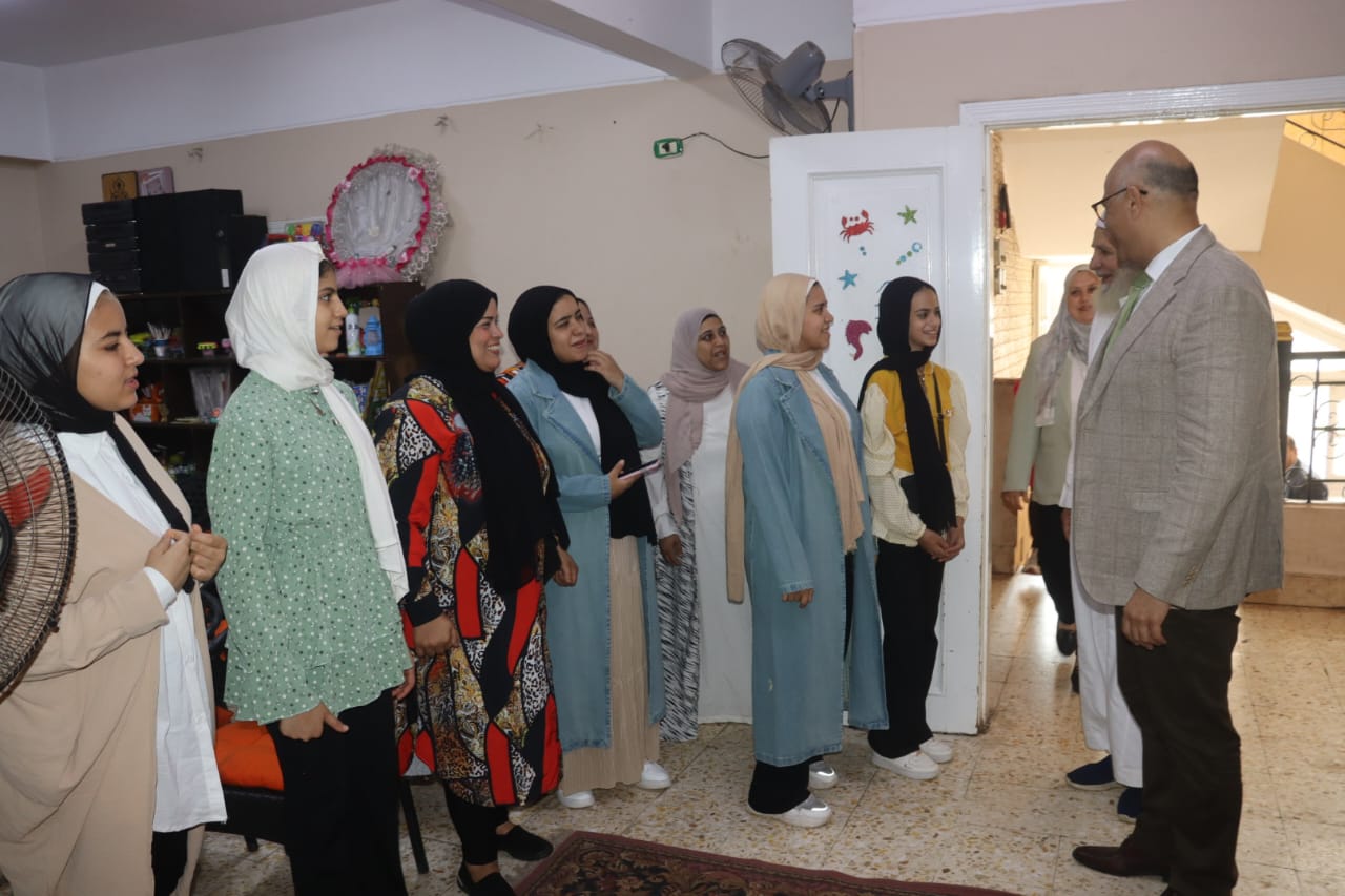 خلال تقديم التهاني