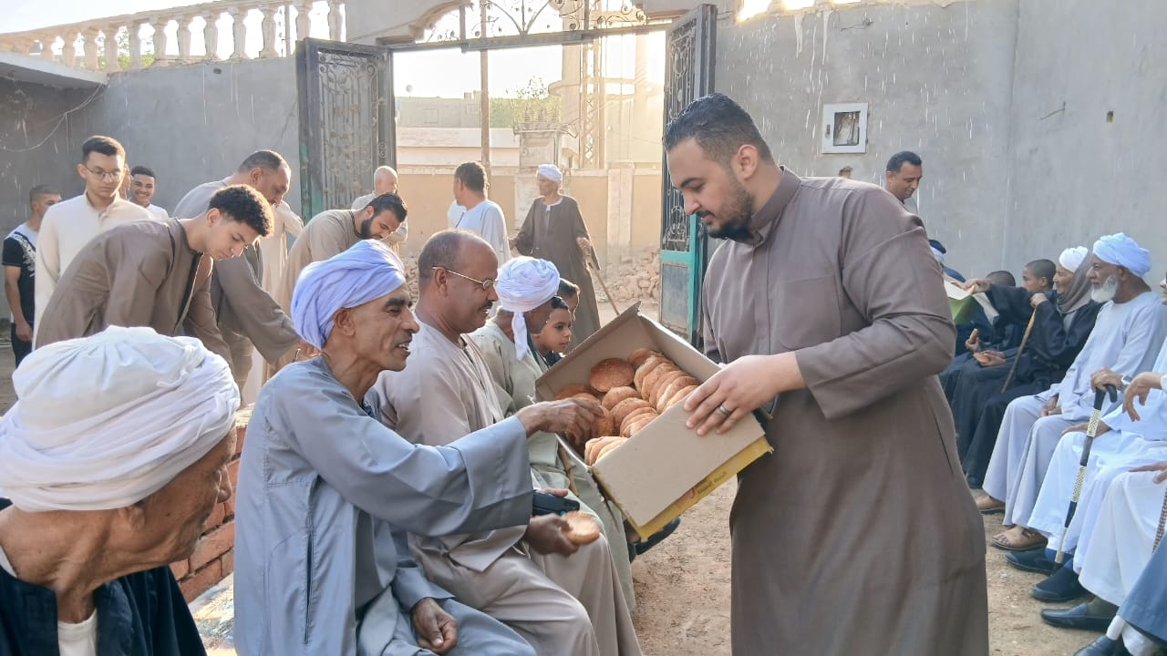 توزيع المخبوزات على الحضور 