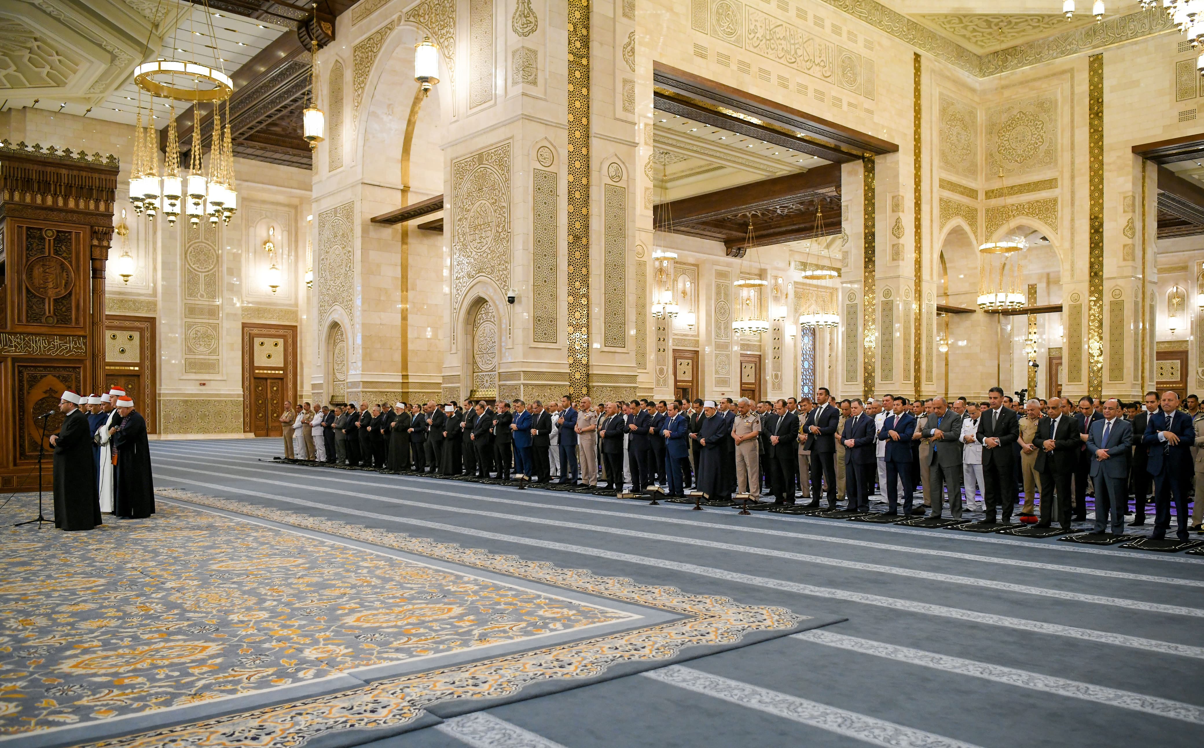 الرئيس يؤدى صلاة العيد الرئيس يؤدى صلاة العيد