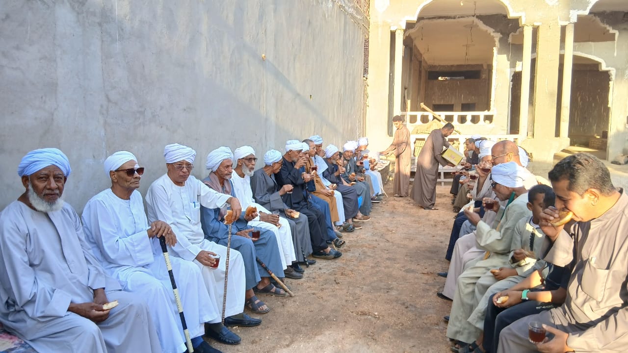 تجمع الأهالي لتناول الإفطار 