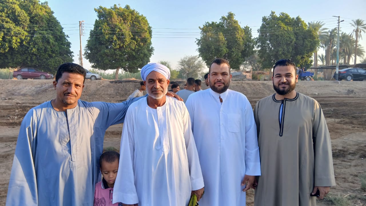 أهالي قرية بقنا