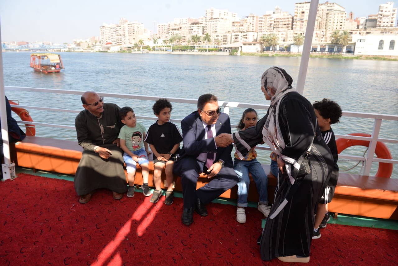 محافظ الدقهلية في جولة بالأتوبيس النهرى بأول أيام تشغيله في عيد الأضحى (3)
