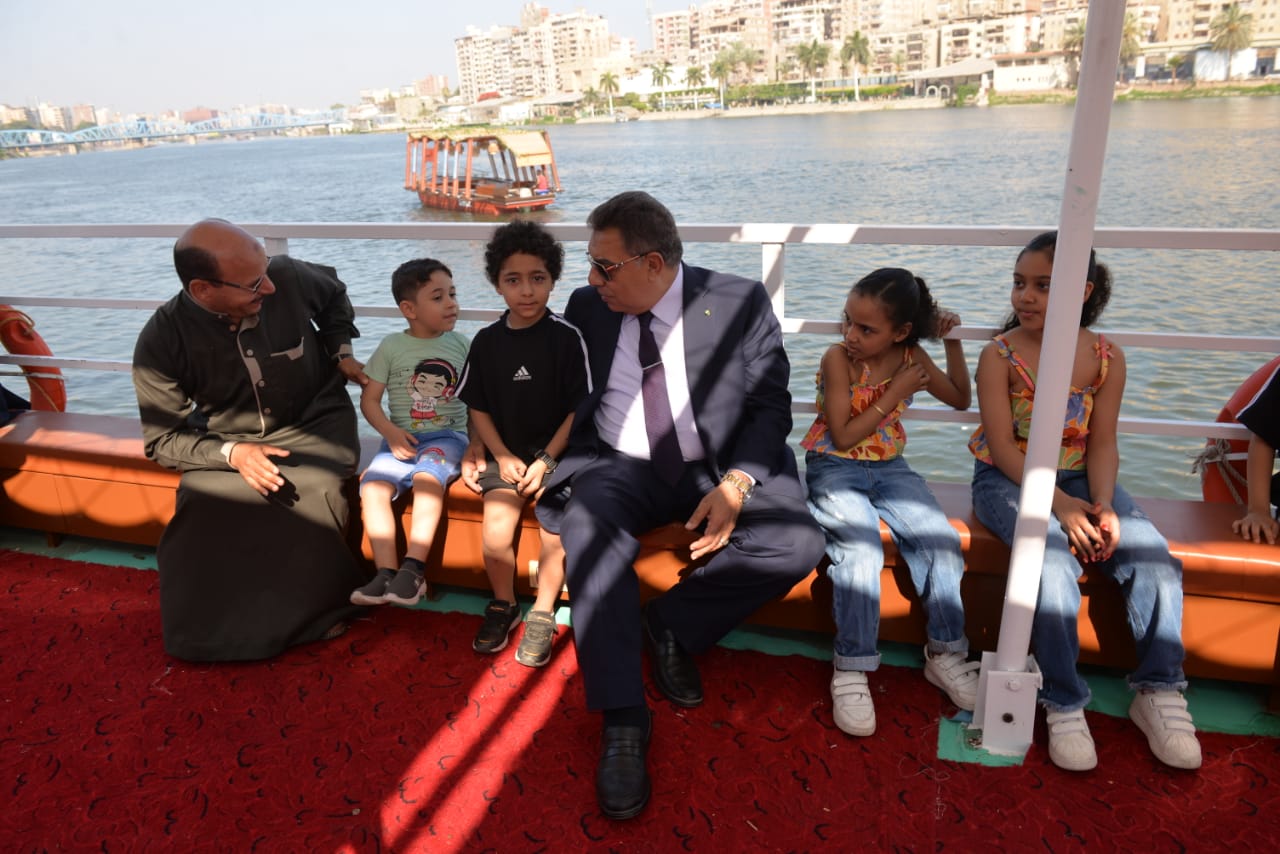 محافظ الدقهلية في جولة بالأتوبيس النهرى بأول أيام تشغيله في عيد الأضحى (6)