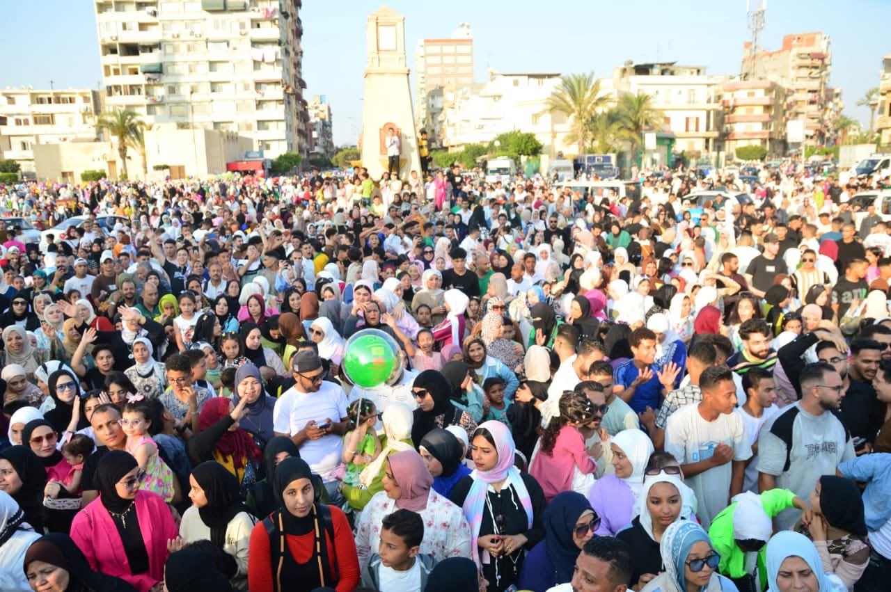 المئات امام الاحتفالات