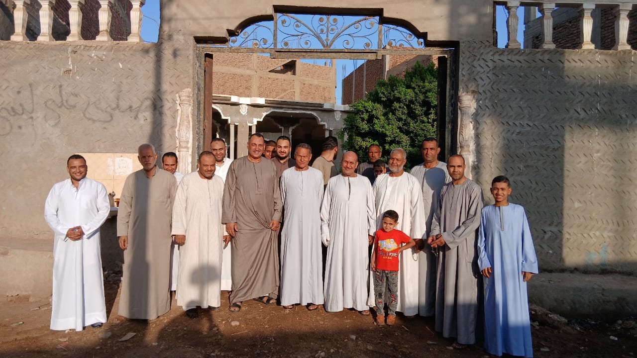 تجمع أهالي قرية بقنا