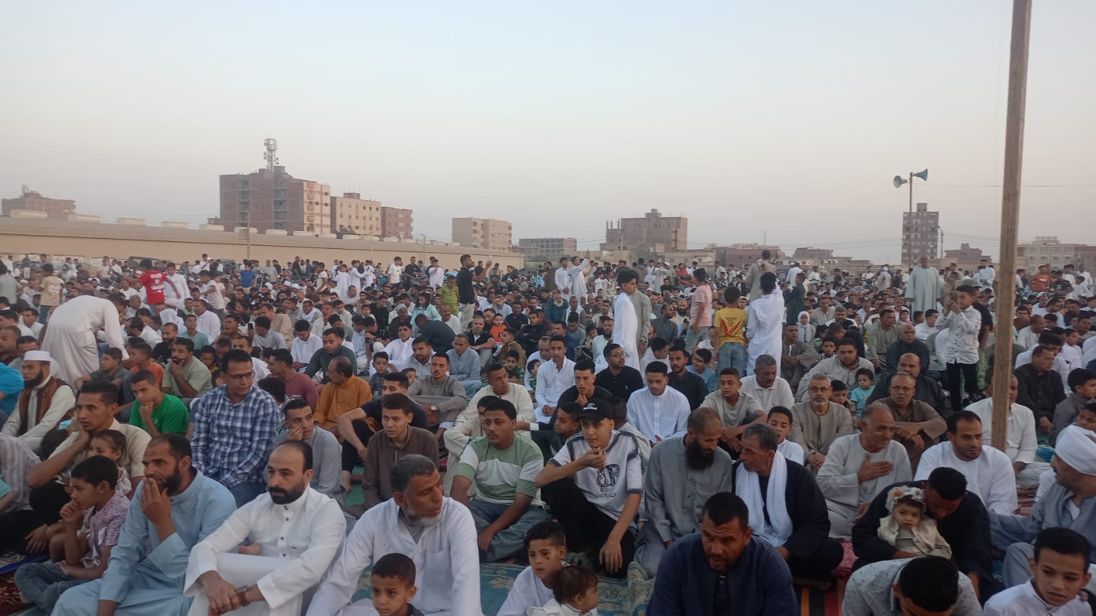 المصليين أثناء تأدية الصلاة 
