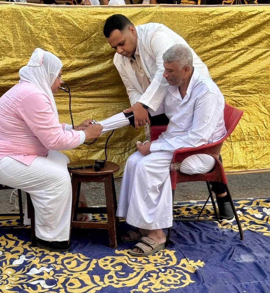 دعم المواطنين صحياً فى الميادين بالعيد