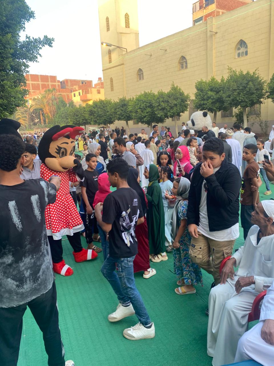 فرحة العيد تملأ ساحة الرضوان بمدينة السلام (17)