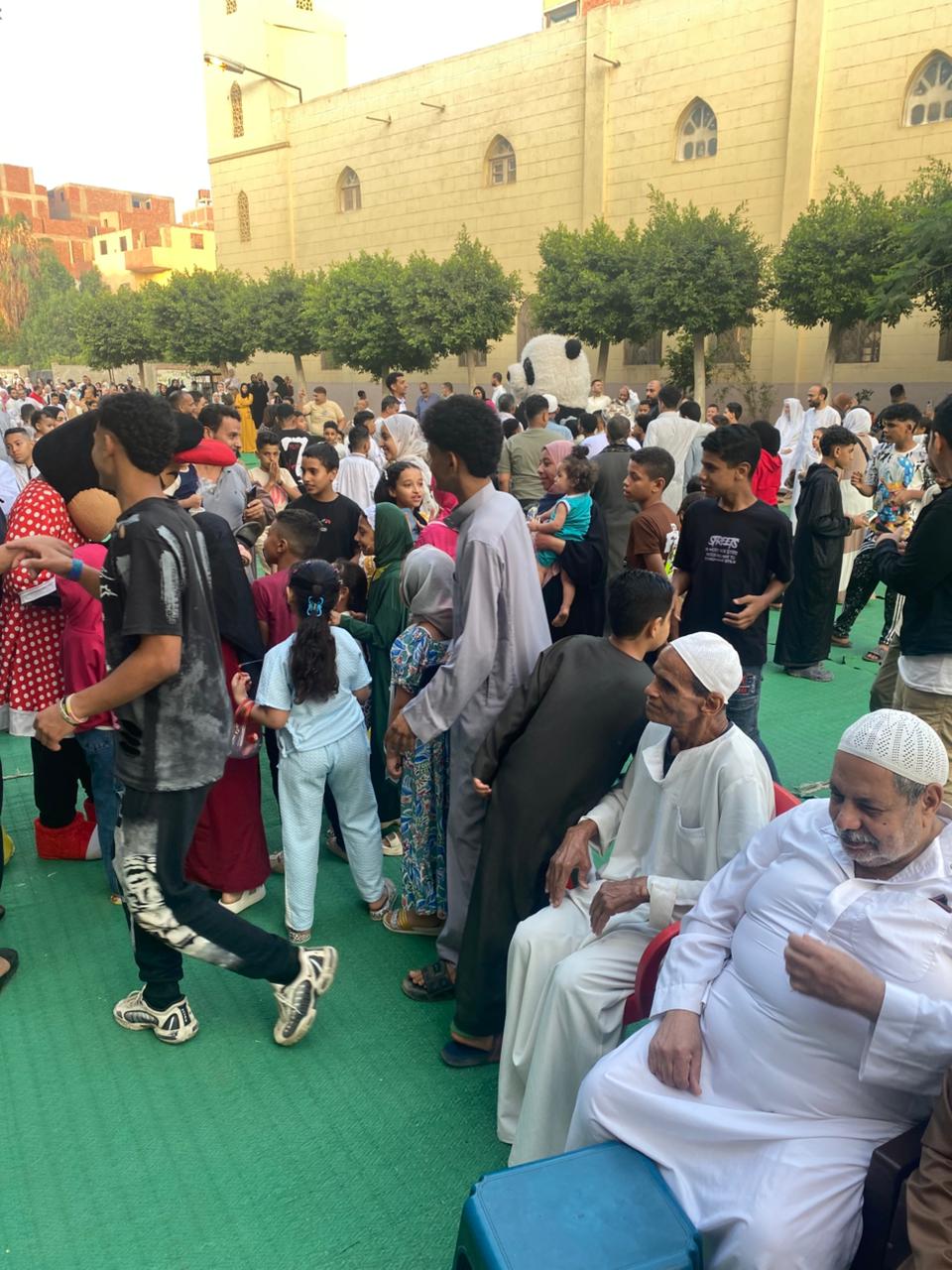 فرحة العيد تملأ ساحة الرضوان بمدينة السلام (27)