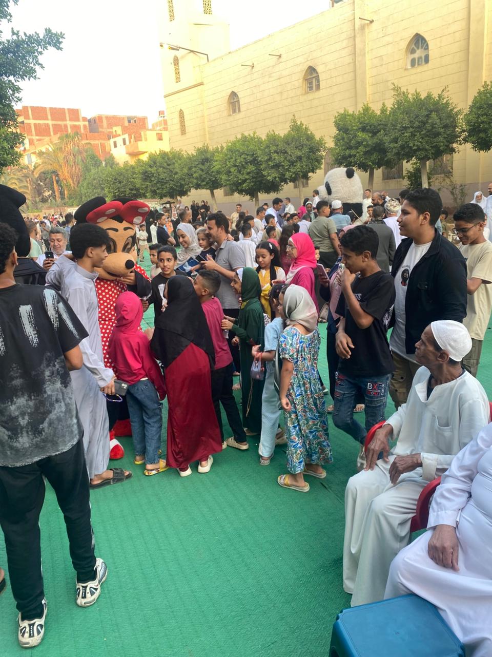 فرحة العيد تملأ ساحة الرضوان بمدينة السلام (1)