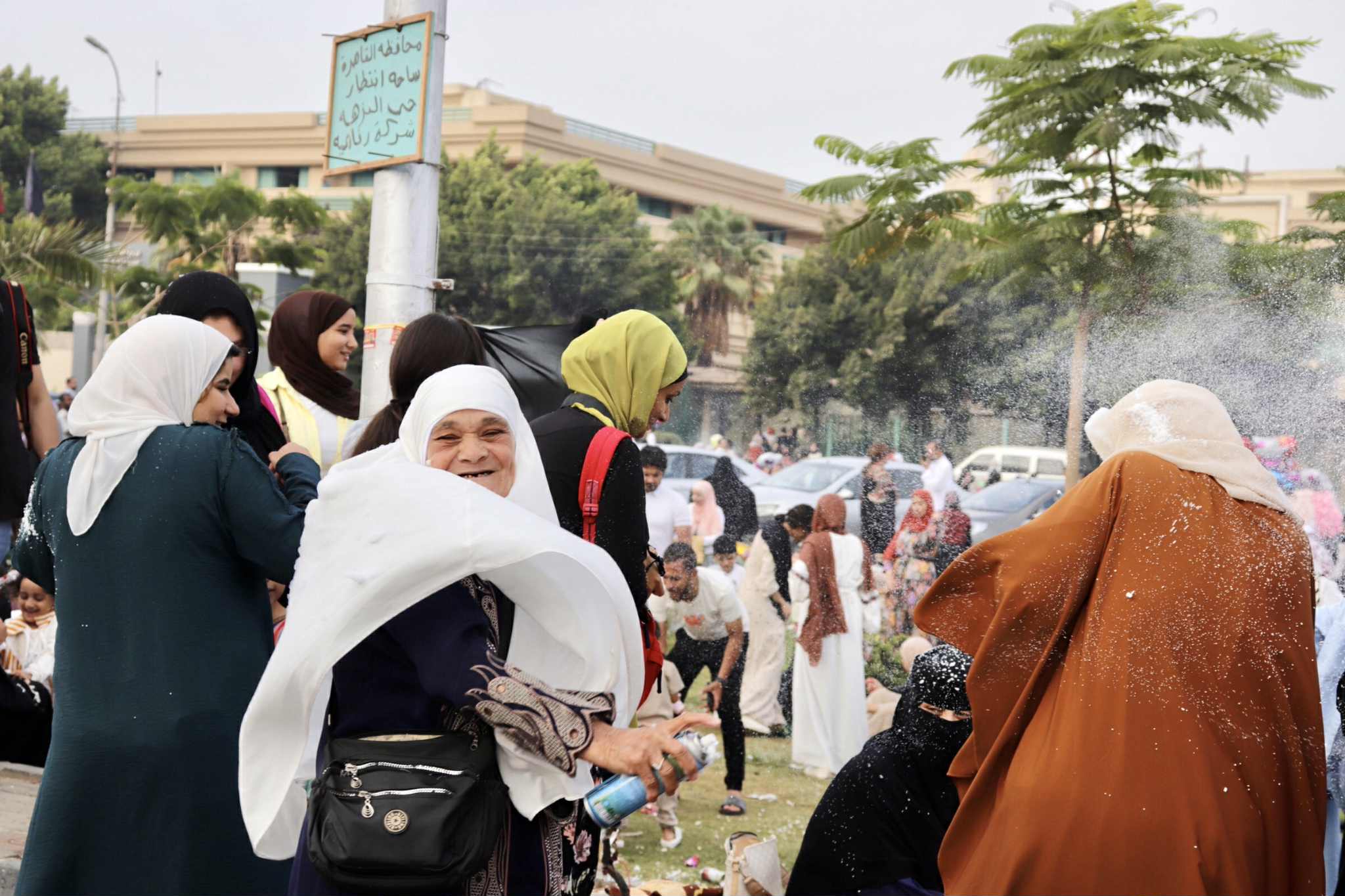 الجدة تمرح بعد صلاة العيد الجدة تمرح بعد صلاة العيد