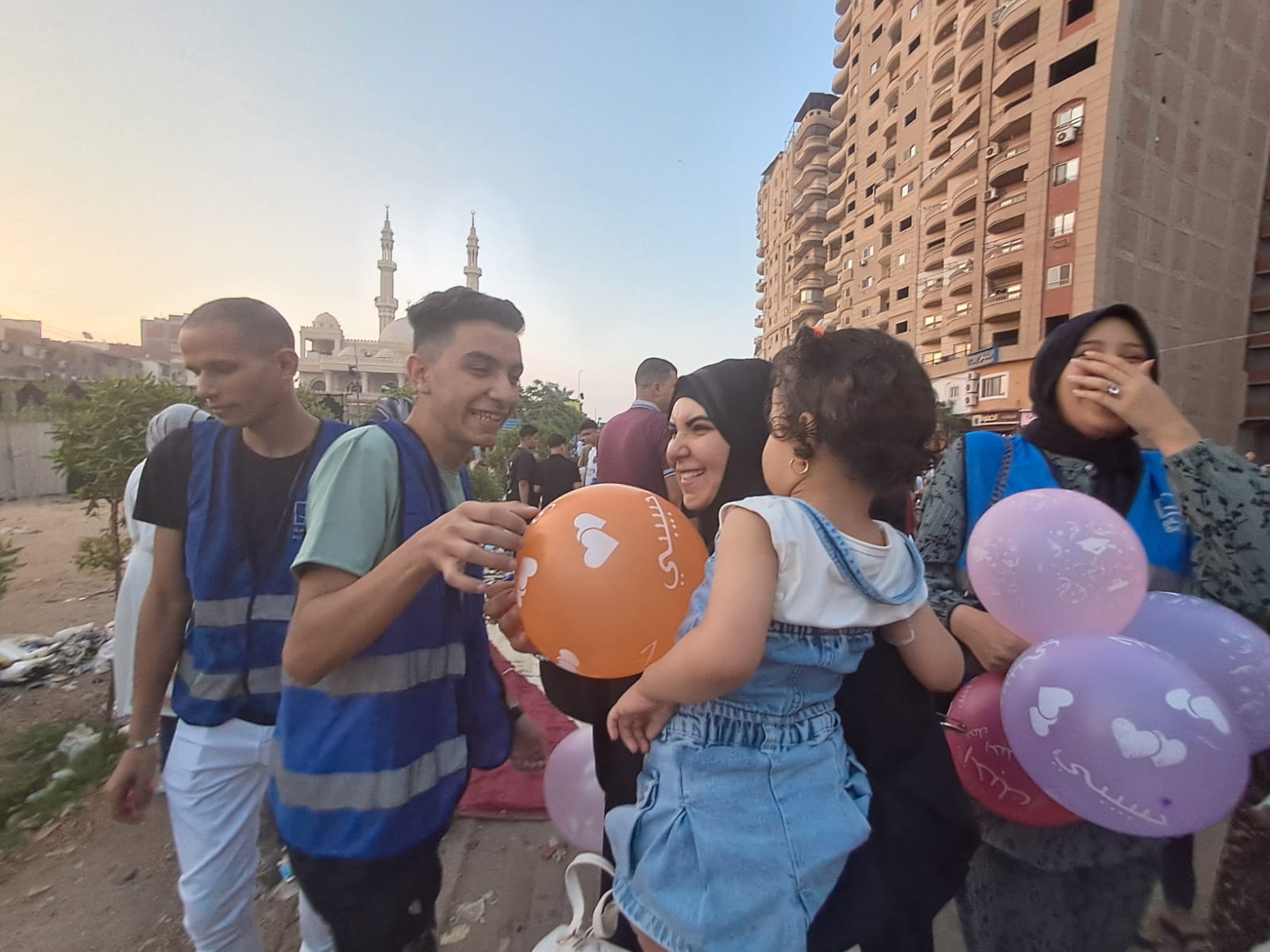 متطوعو حياة كريمة بالمحلة يوزعون البالونات على الأطفال فى الساحات (1)