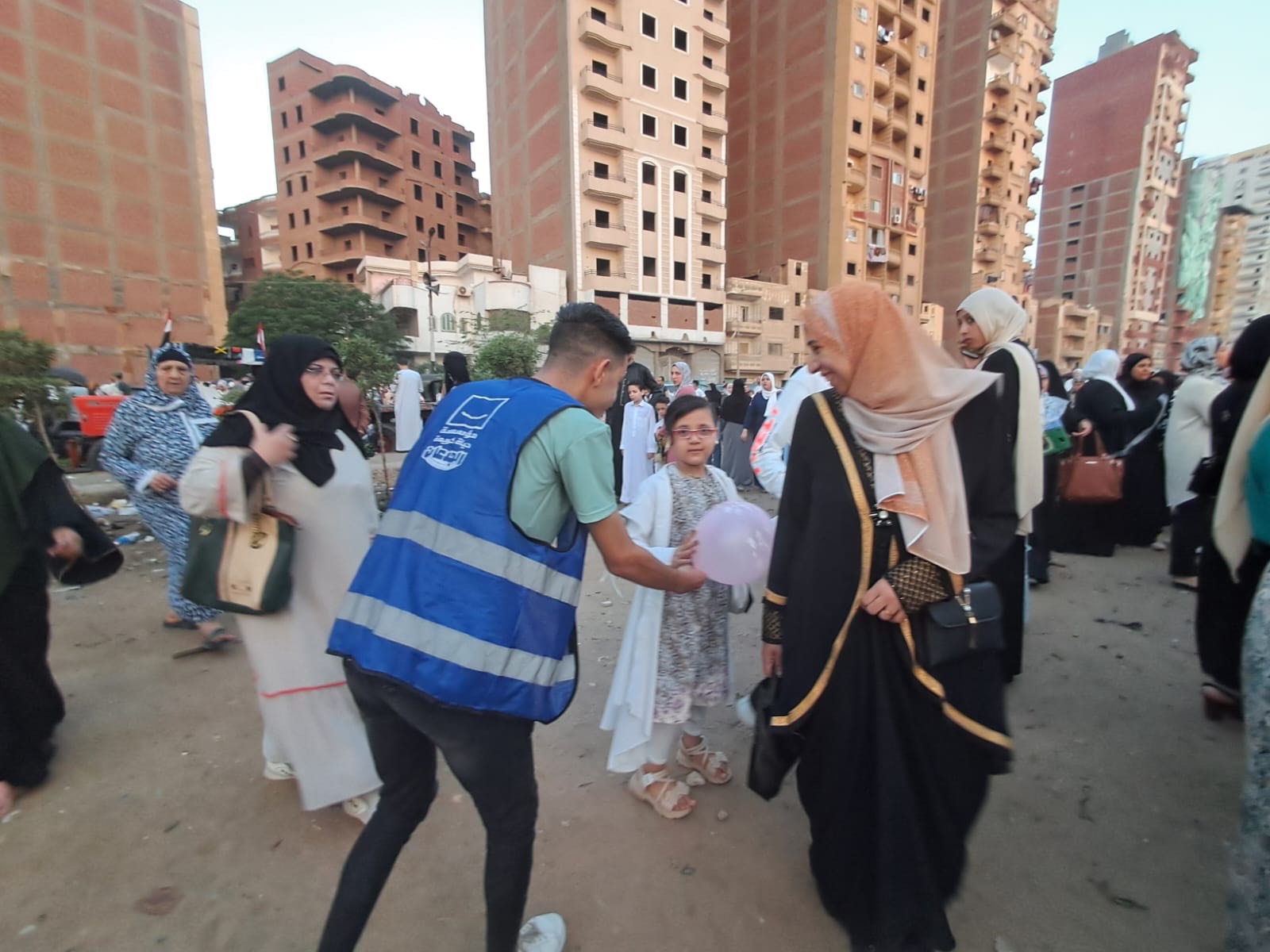متطوعو حياة كريمة بالمحلة يوزعون البالونات على الأطفال فى الساحات (3)