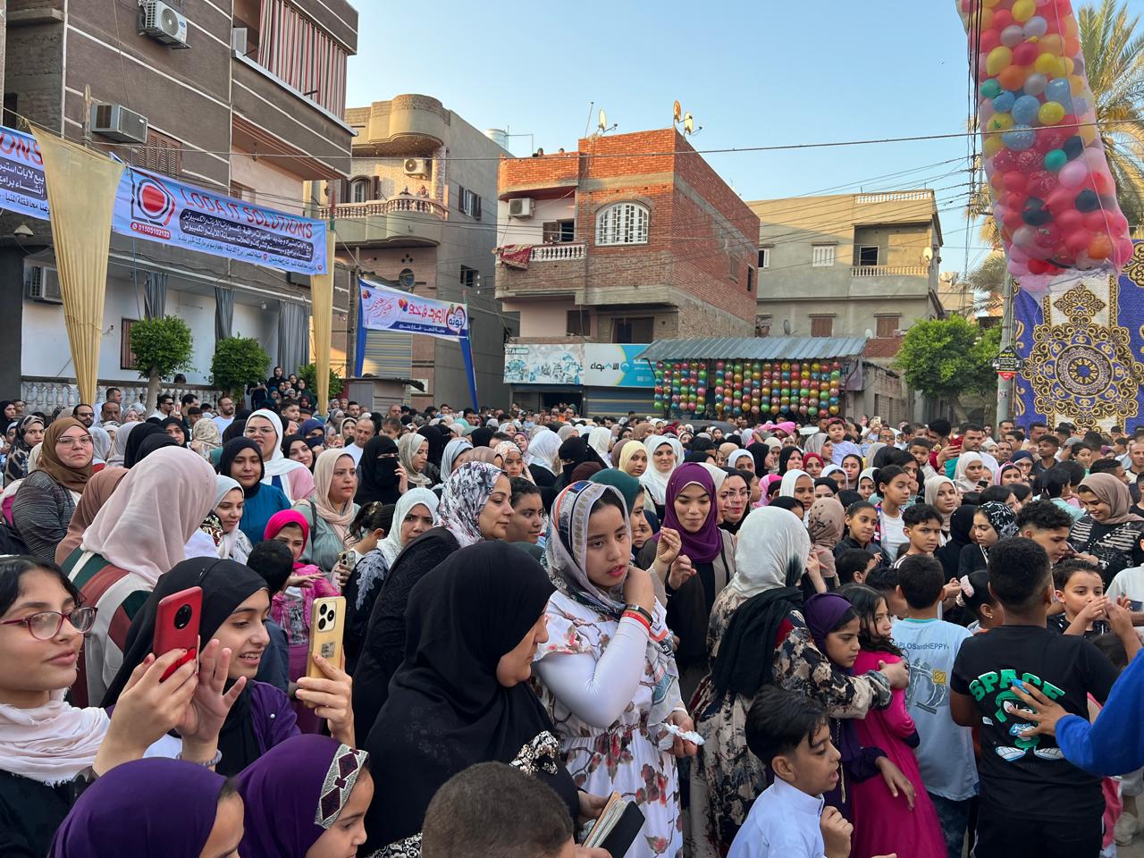 التقاط الصور التذكارية ولقطات الاحتفالات من المواطنين بالدقهلية