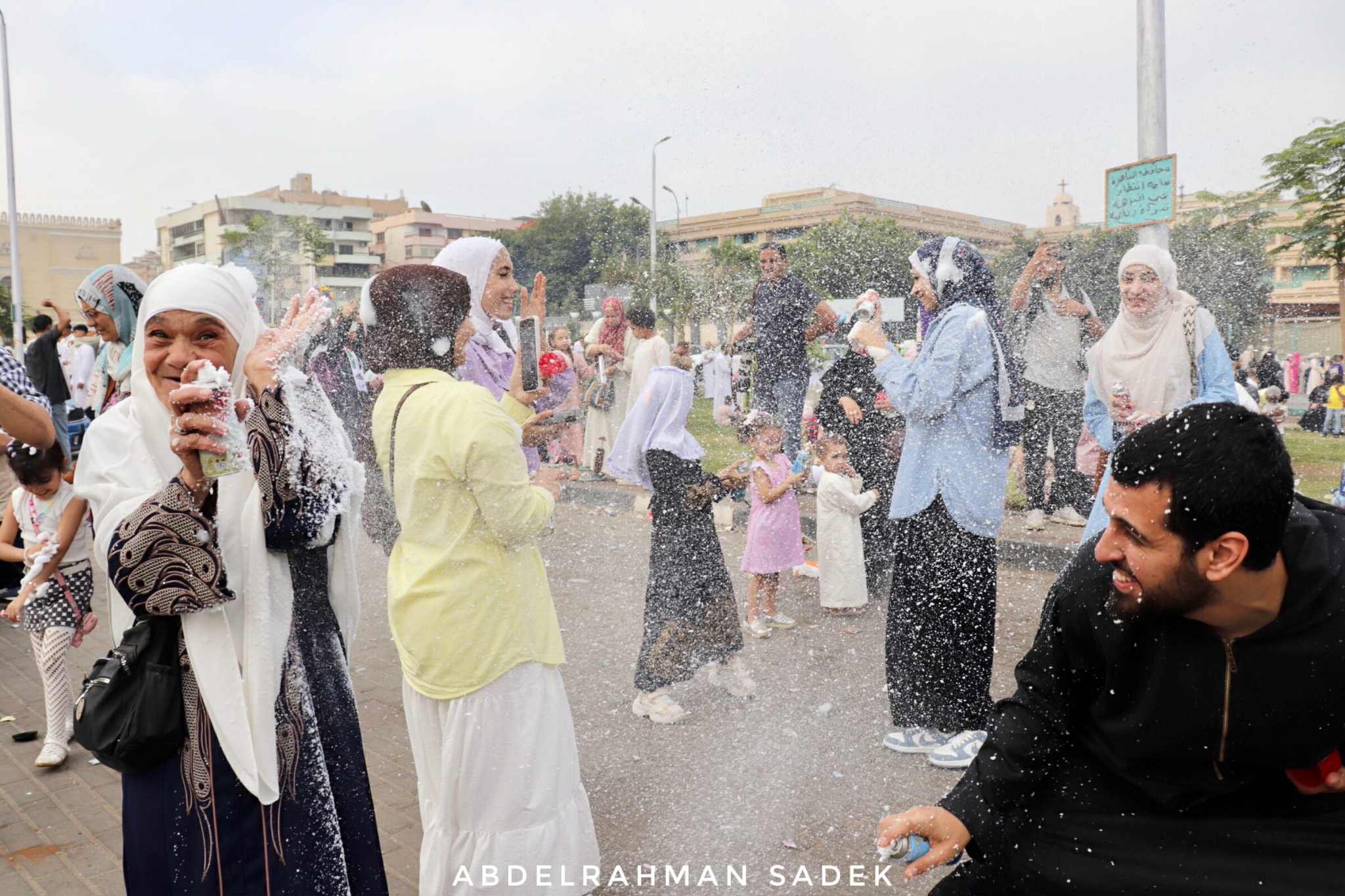 جدة تلهو مع الأطفال عقب صلاة العيد جدة تلهو مع الأطفال عقب صلاة العيد