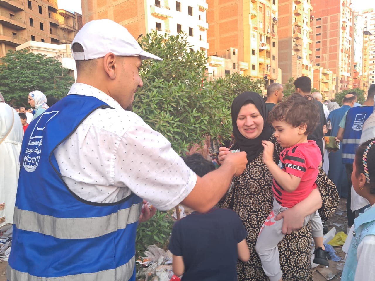 متطوعو حياة كريمة بالمحلة يوزعون البالونات على الأطفال فى الساحات (2)