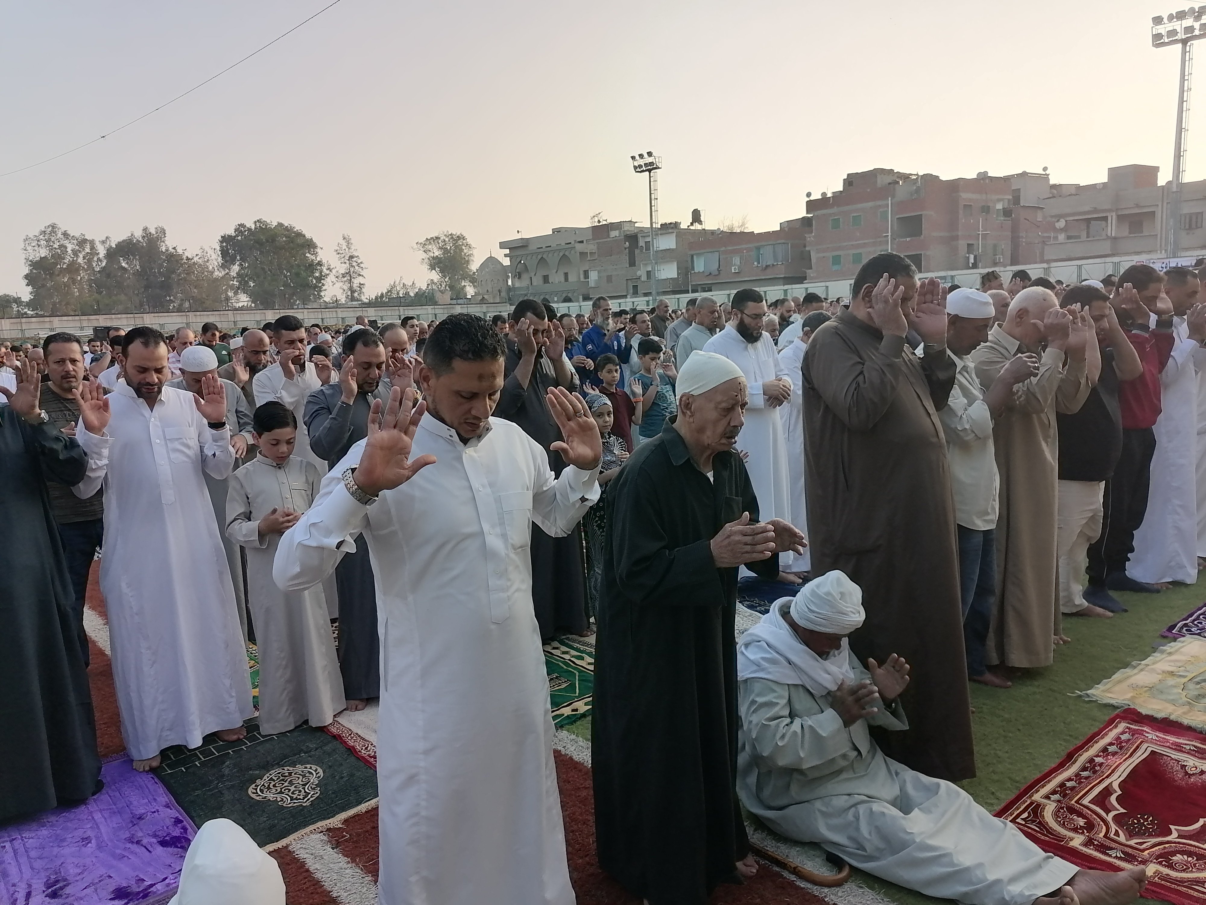 اداء صلاة العيد بساحة استاد منية النصر