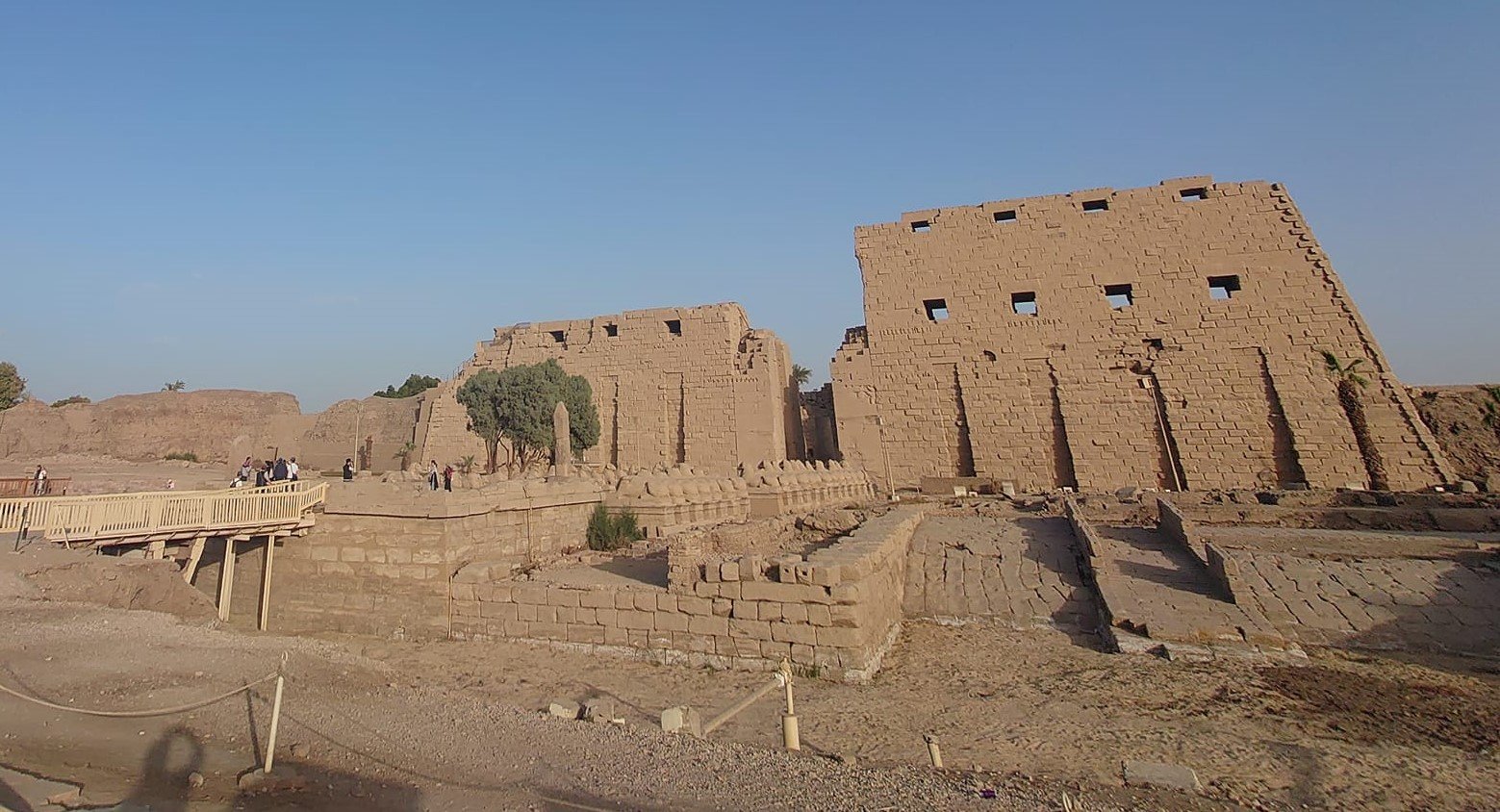 الكرنك أقدم وأكبر دار عبادة فى العالم والتاريخ بأكمله الكرنك أقدم وأكبر دار عبادة فى العالم والتاريخ بأكمله