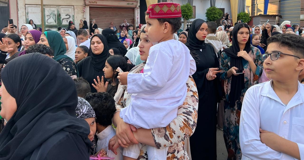 طفل يرتدي ملابس صلاة عيد الأضحي بالدقهلية