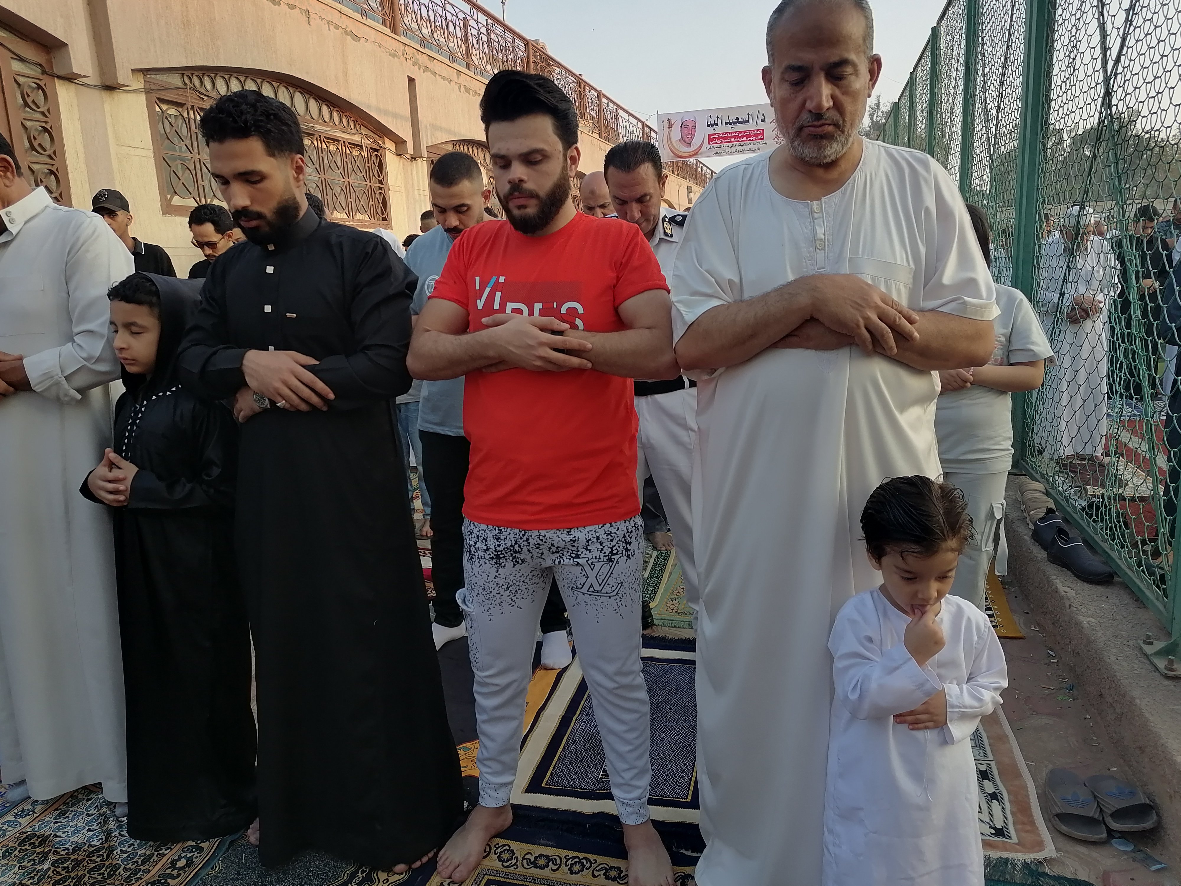 الاطفال يودون صلاة العيد رفقة أسرهم