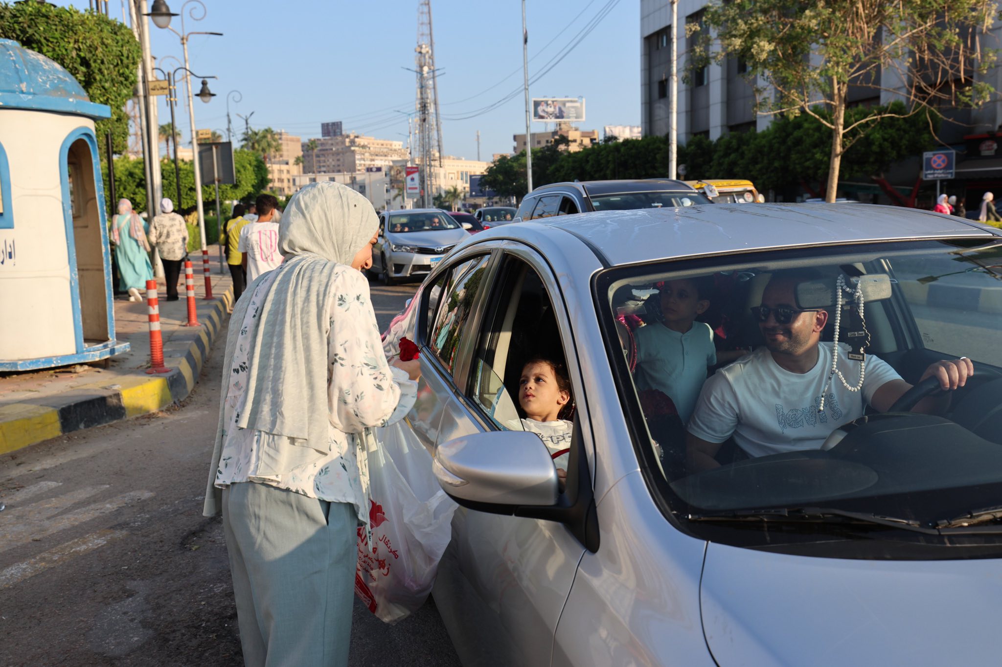 فرحة اللأطفال بتوزيع الورود