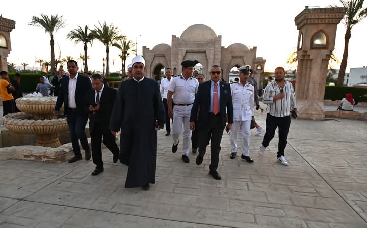 محافظ جنوب سيناء أثناء الجولة