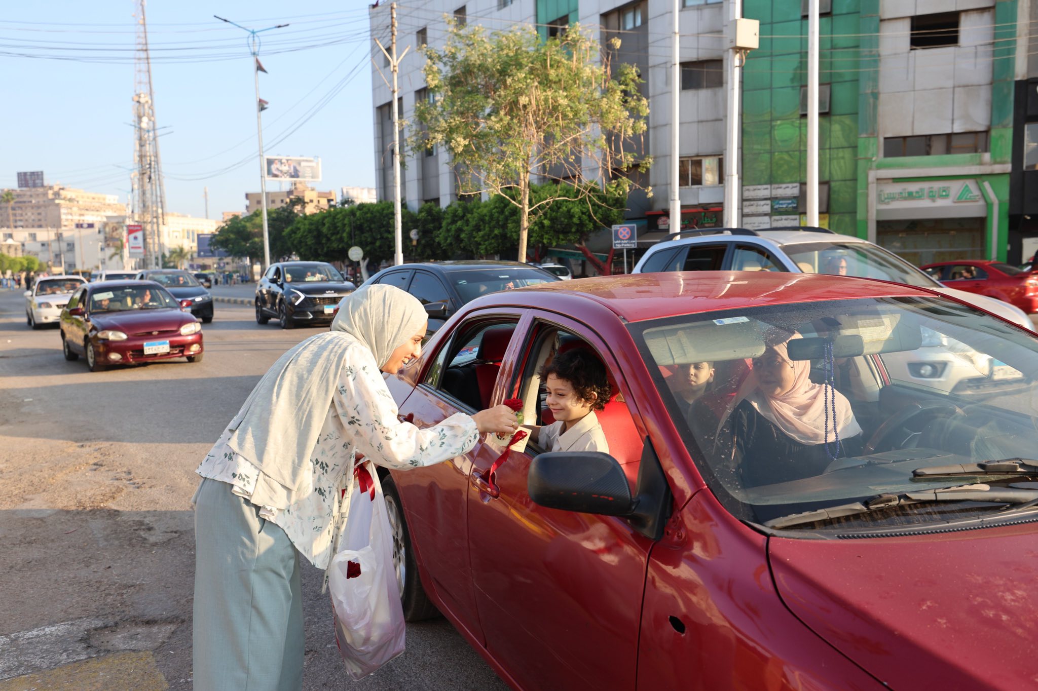 توزيع الورود على الأطفال