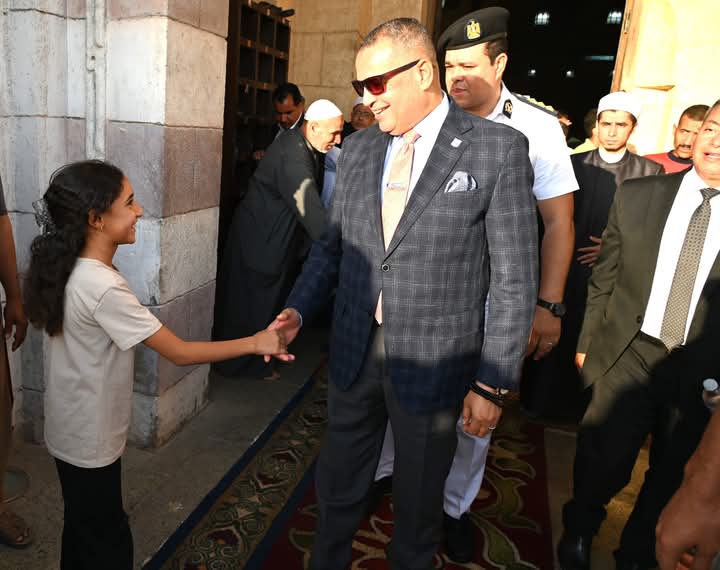 محافظ جنوب سيناء يهنئ الأطفال