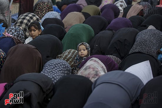 طفلة فى صلاة العيد فى مدينة غزة