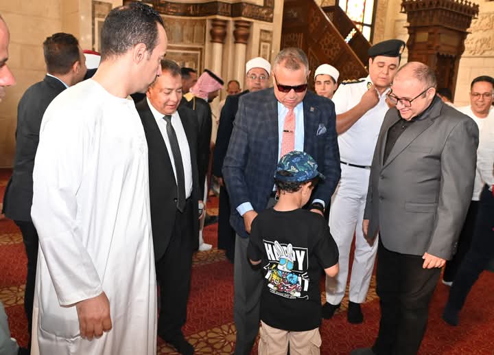 اللواء دكتور خالد مبارك محافظ جنوب سيناء يوزع عيدية على الأطفال