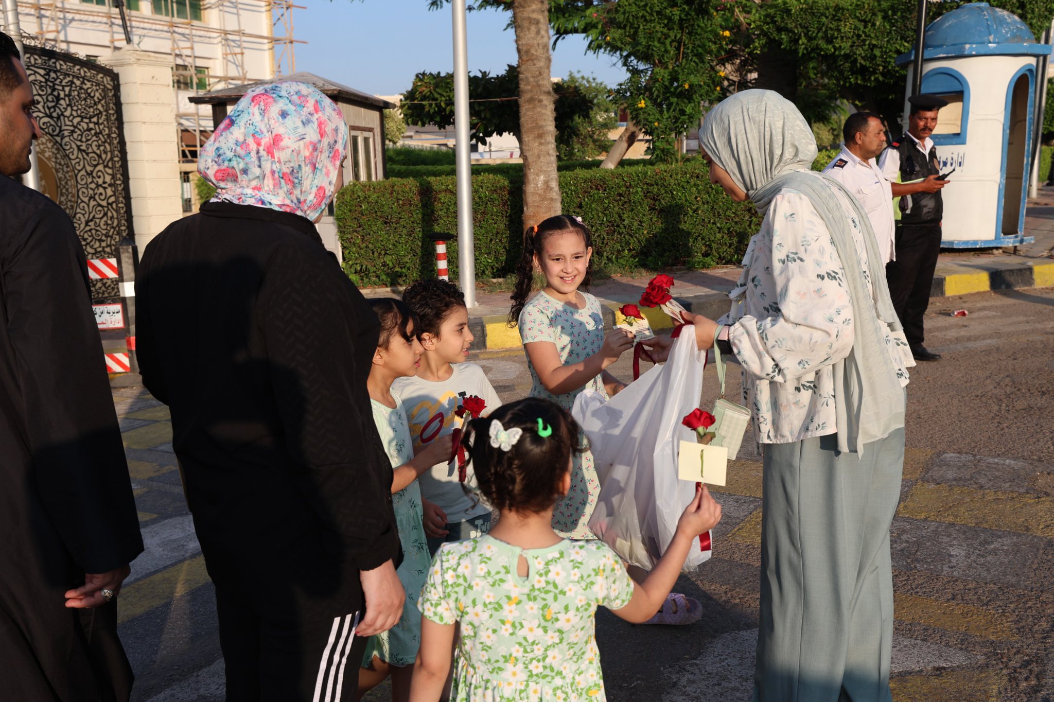 فرحة الأطفال بتوزيع الورود
