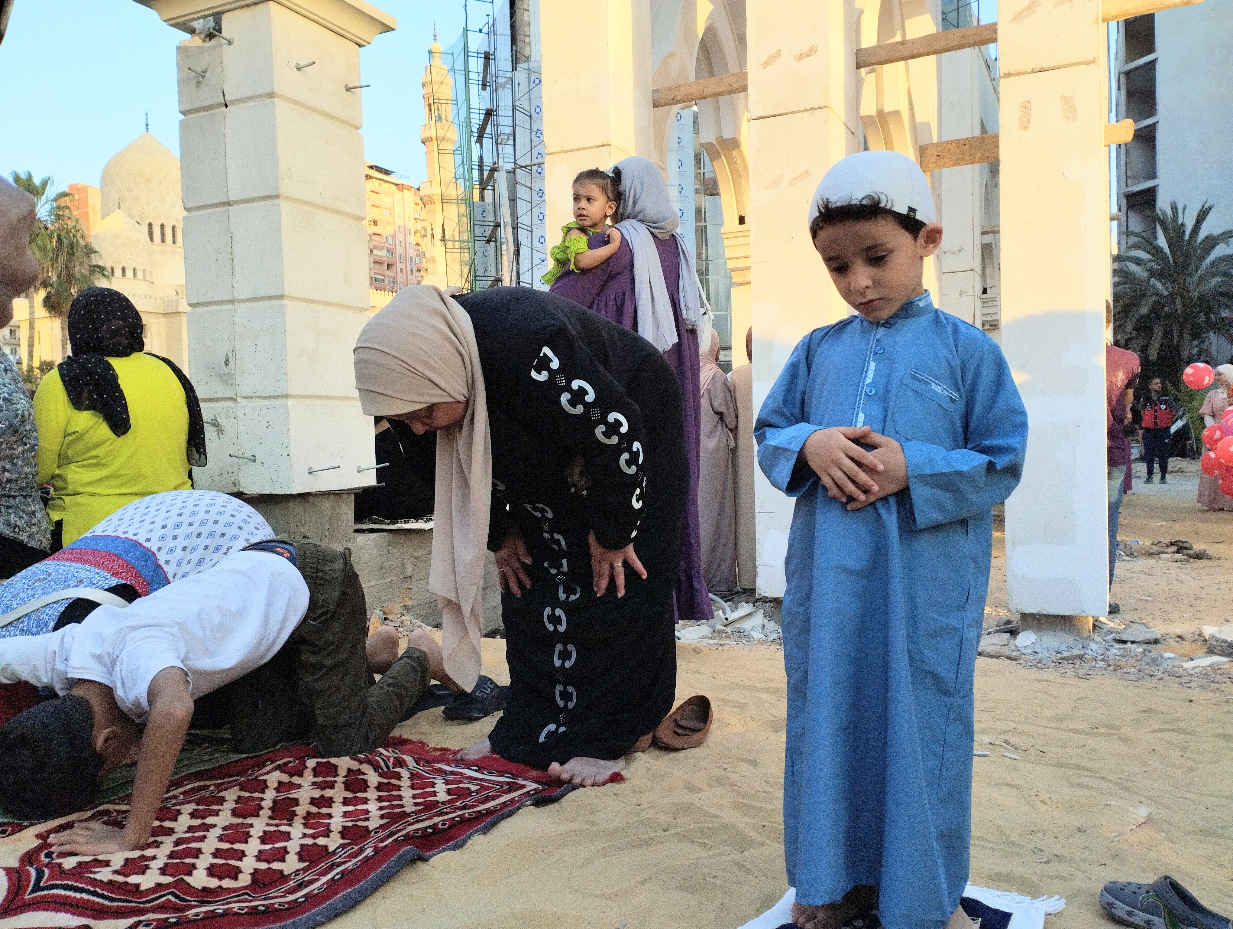 طفل يؤدي صلاة عيد الاضحي بساحة مسجد المرسي ابو العباس